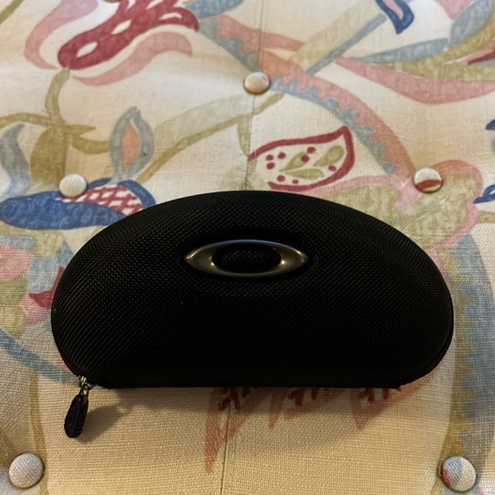 Oakley glasses case -never used. Glasses not included.